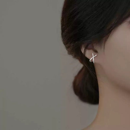 Minimalistische funkelnde Kreuzohrringe