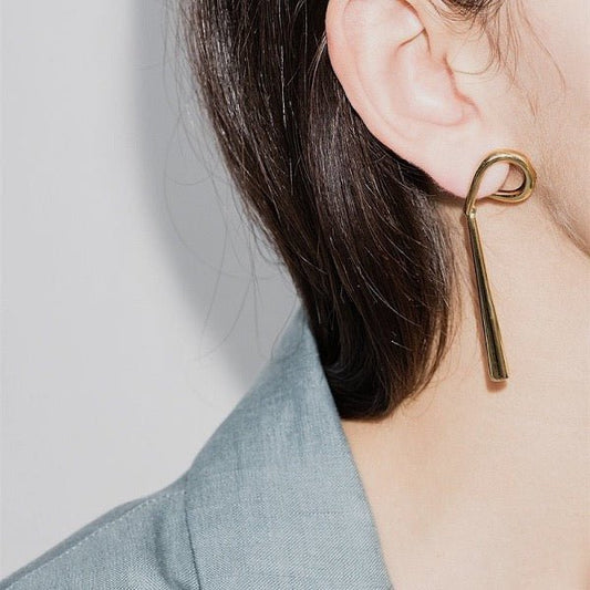 Geometrische geschwungene Creolen mit langer Linie