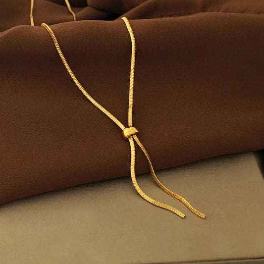 Minimalistische dreieckige Knochenkette