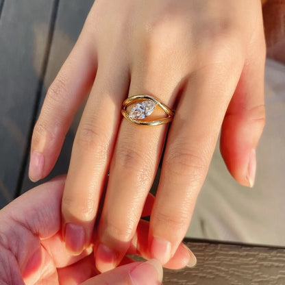 Schillerner Marquise Moissanite Ring