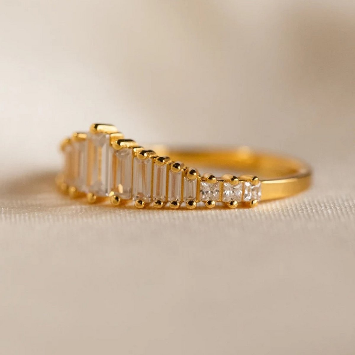 Eternity-Ring mit Smaragd-Schnittsteinen