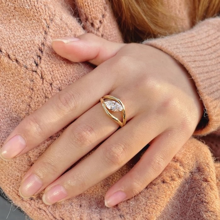 Schillerner Marquise Moissanite Ring