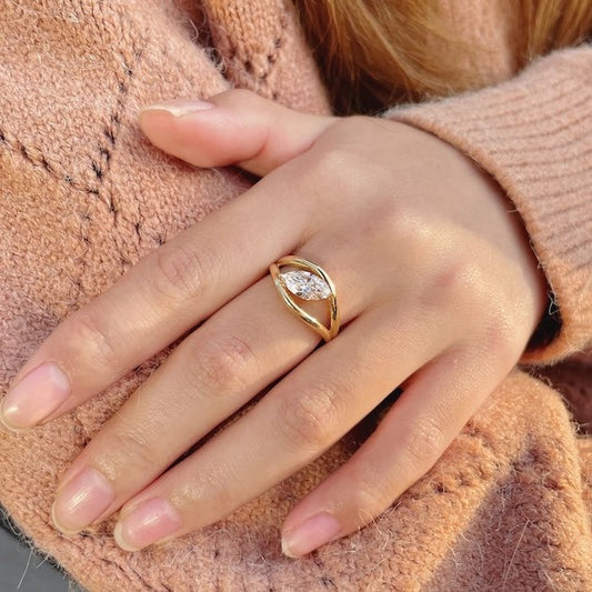 Schillerner Marquise Moissanite Ring