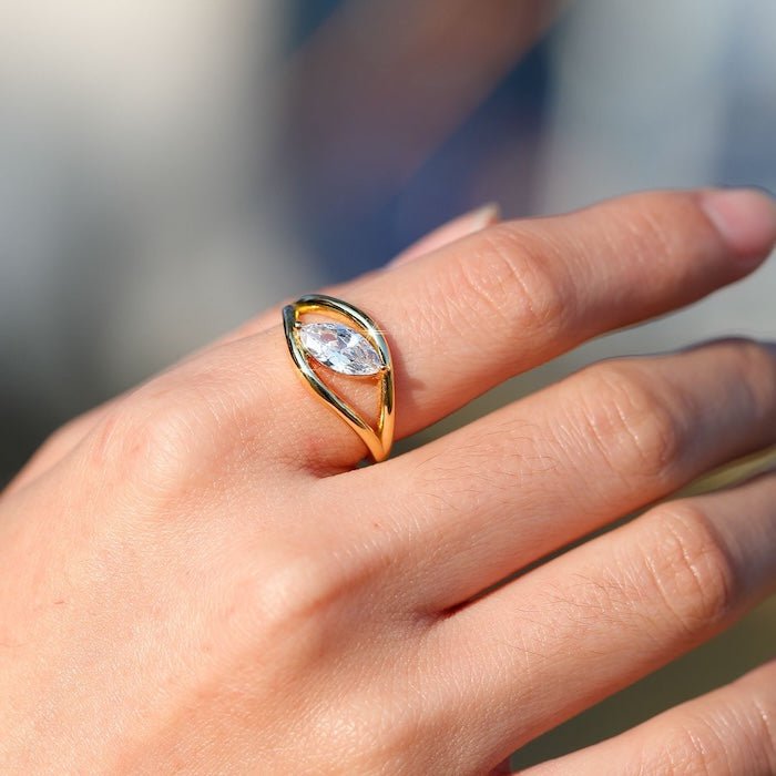 Schillerner Marquise Moissanite Ring