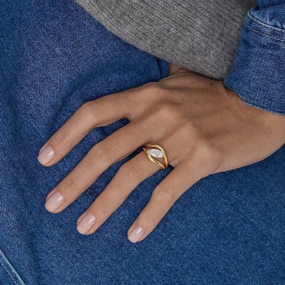 Schillerner Marquise Moissanite Ring