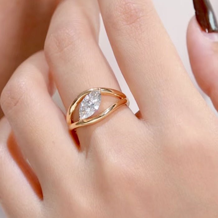 Schillerner Marquise Moissanite Ring