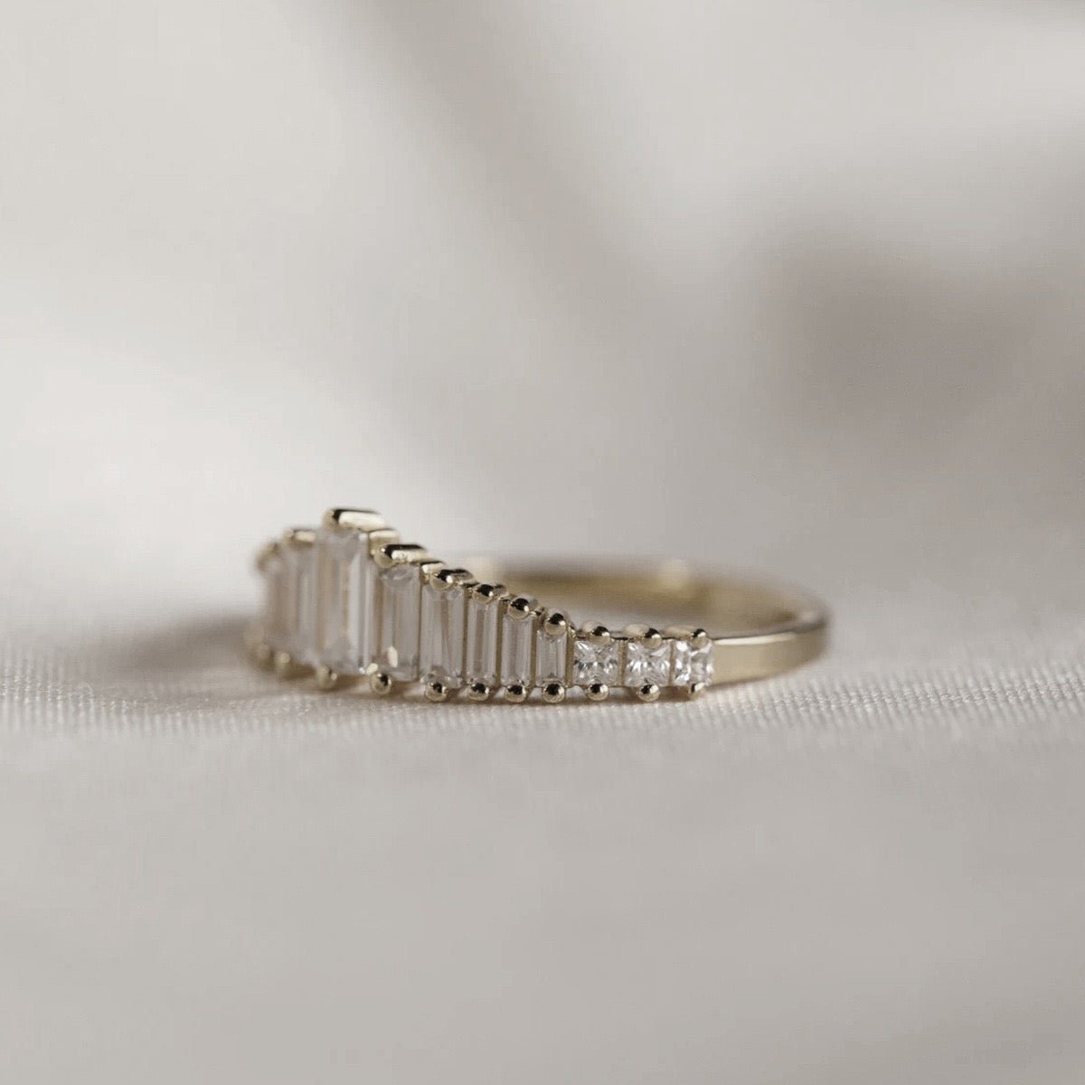 Eternity-Ring mit Smaragd-Schnittsteinen
