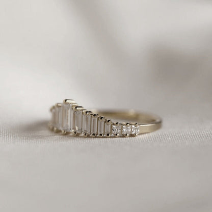 Eternity-Ring mit Smaragd-Schnittsteinen