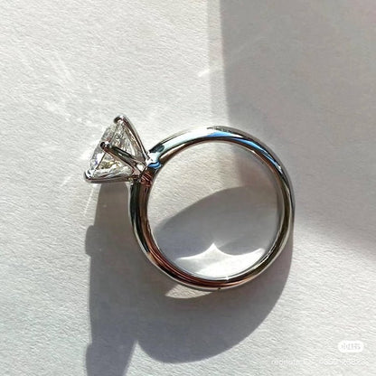 Zeitloser Solitäre-Ring