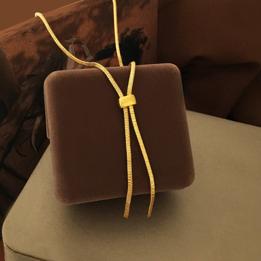 Minimalistische dreieckige Knochenkette