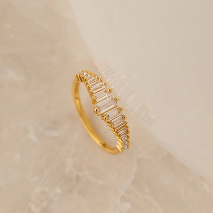 Eternity-Ring mit Smaragd-Schnittsteinen