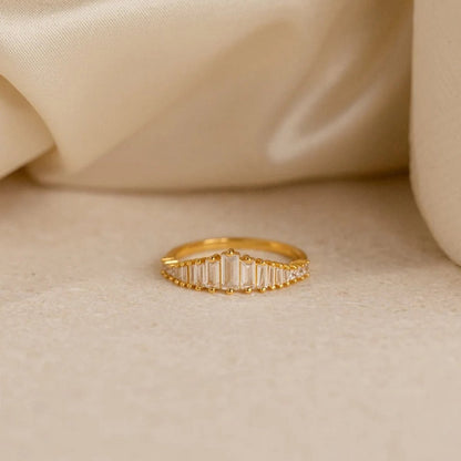 Eternity-Ring mit Smaragd-Schnittsteinen