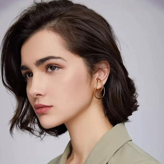 Geometrische 3D-Ohrmanschette mit fließender Linie