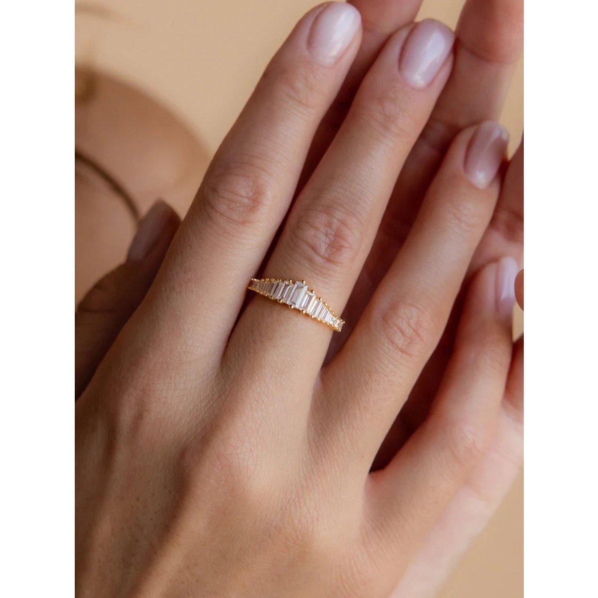 Eternity-Ring mit Smaragd-Schnittsteinen