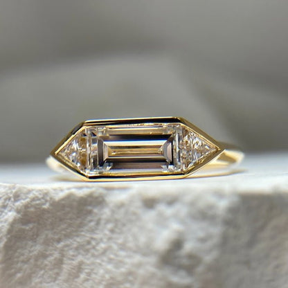 Strahlender 3-steiniger Moissanit-Ring