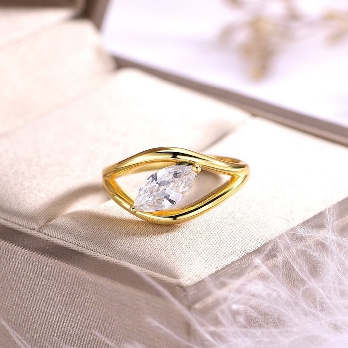 Schillerner Marquise Moissanite Ring