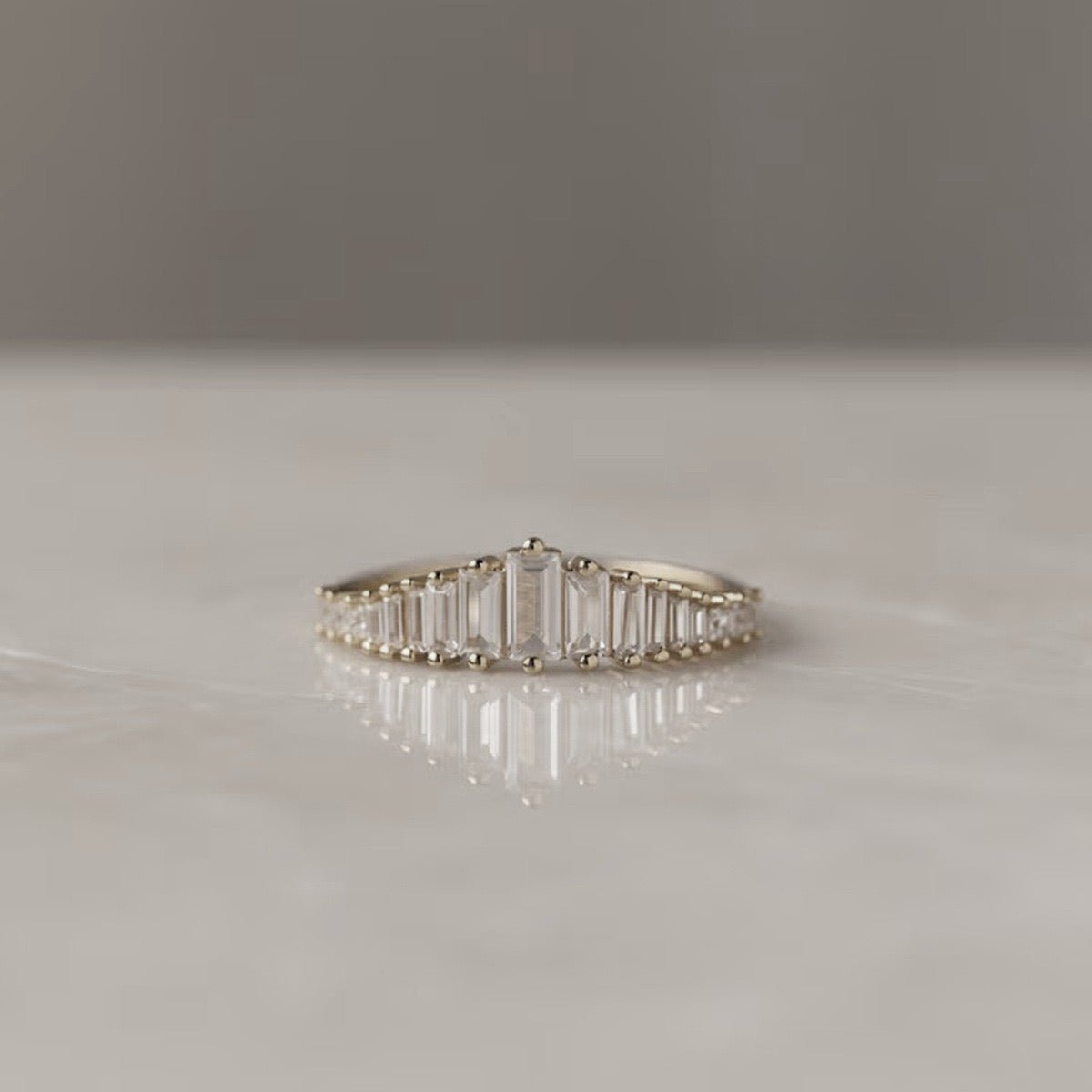 Eternity-Ring mit Smaragd-Schnittsteinen
