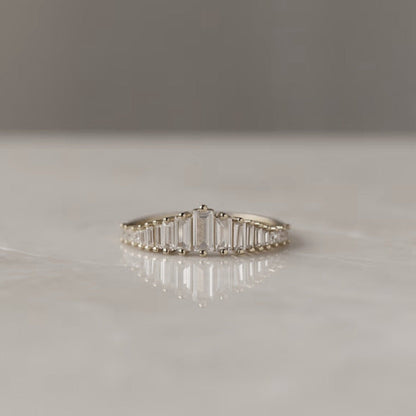 Eternity-Ring mit Smaragd-Schnittsteinen