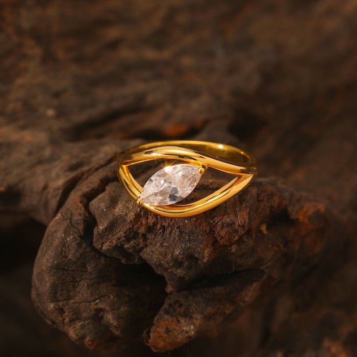 Schillerner Marquise Moissanite Ring